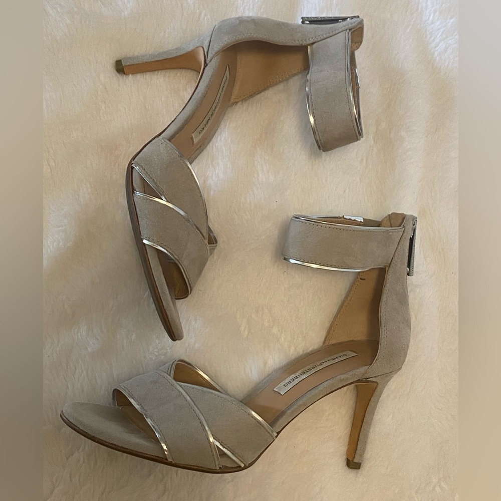 Diane Von Furstenberg Ragusa 3” Suede Heel size 6 - Picture 6 of 6